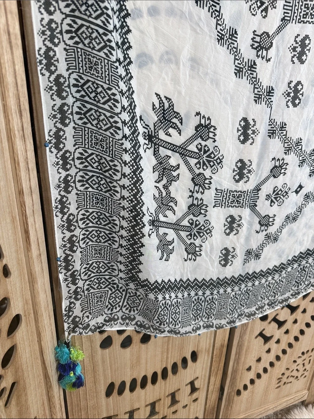 Source Unknown White and Black Printed Lightweight Scarf Wrap or Swim Coverup